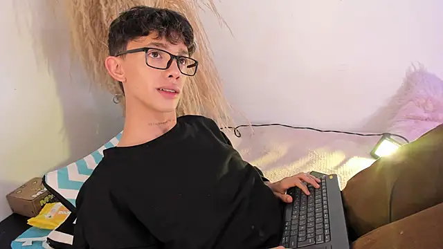 Snapshot of Tomy_Rox chatting on December 2024 11:24:01 PM Tomy Rox online show from December 2024 11:24:01 PM