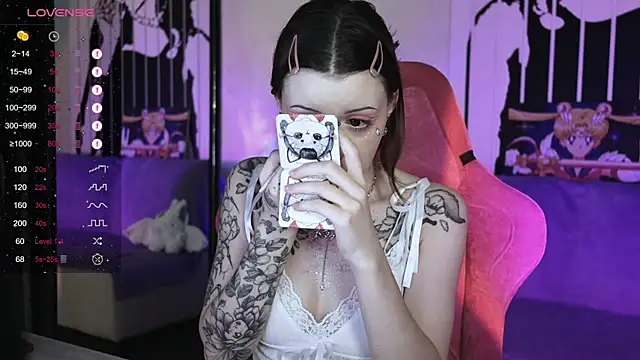 Snapshot of prettybones chatting on December 2024 01:24:01 PM prettybones online show from December 2024 01:24:01 PM