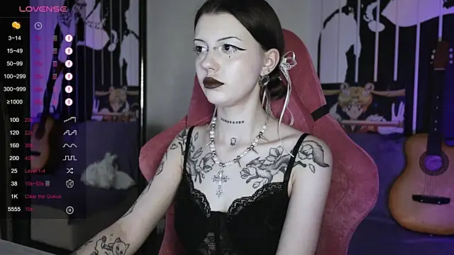 Snapshot of prettybones chatting on December 2024 12:01:02 PM prettybones online show from December 2024 12:01:02 PM