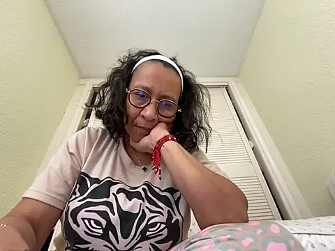 Snapshot of sweeviolet chatting on February 2025 09:40:02 AM sweeviolet online show from February 2025 09:40:02 AM