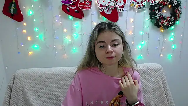 Snapshot of TinaRedly chatting on January 2025 03:39:02 AM TinaRedly online show from January 2025 03:39:02 AM