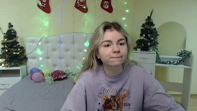 Snapshot of TinaRedly chatting on January 2025 04:18:01 AM TinaRedly online show from January 2025 04:18:01 AM