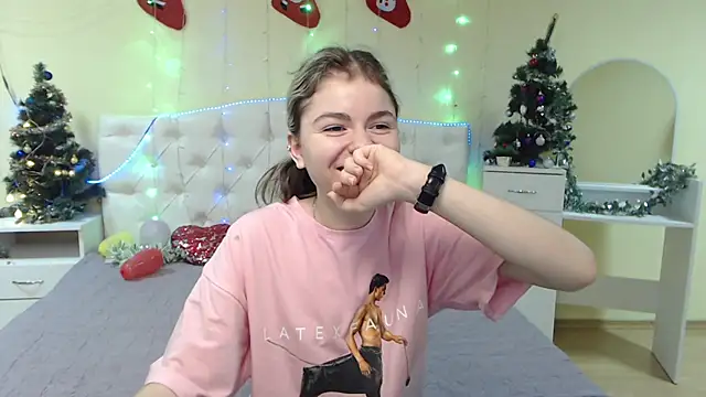 Snapshot of TinaRedly chatting on January 2025 12:43:02 AM TinaRedly online show from January 2025 12:43:02 AM