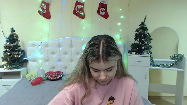 Snapshot of TinaRedly chatting on January 2025 03:53:02 AM TinaRedly online show from January 2025 03:53:02 AM