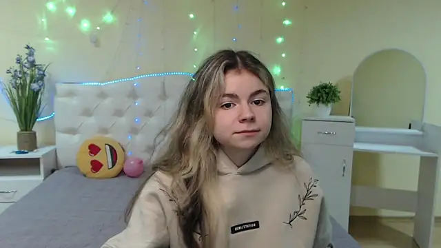 Snapshot of TinaRedly chatting on January 2025 06:40:01 PM TinaRedly online show from January 2025 06:40:01 PM