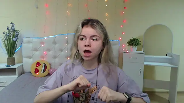 Snapshot of TinaRedly chatting on January 2025 01:27:01 AM TinaRedly online show from January 2025 01:27:01 AM