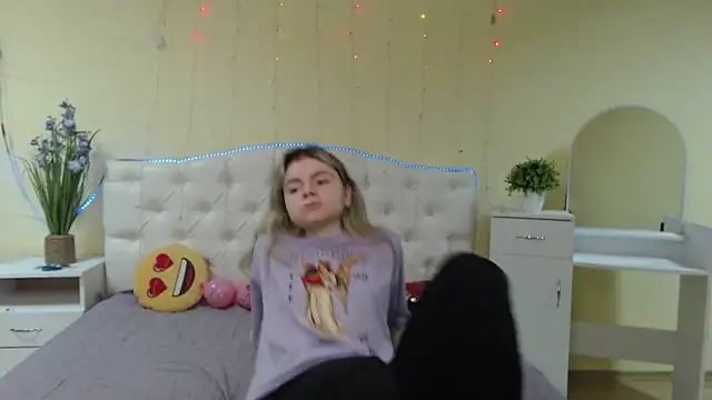 Snapshot of TinaRedly chatting on January 2025 04:28:01 AM TinaRedly online show from January 2025 04:28:01 AM