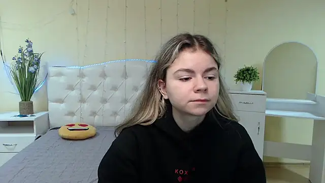 Snapshot of TinaRedly chatting on January 2025 06:42:01 AM TinaRedly online show from January 2025 06:42:01 AM