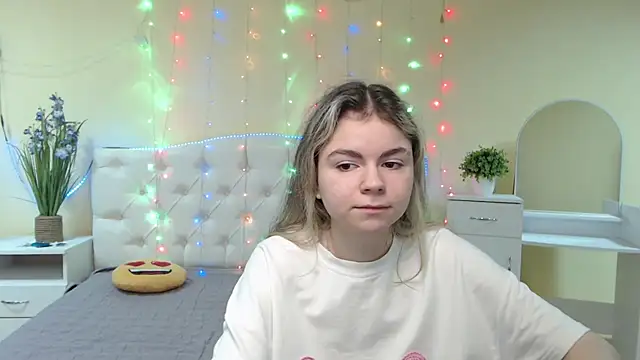 Snapshot of TinaRedly chatting on January 2025 10:39:02 AM TinaRedly online show from January 2025 10:39:02 AM