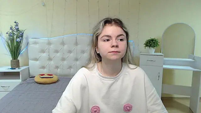 Snapshot of TinaRedly chatting on January 2025 02:28:01 PM TinaRedly online show from January 2025 02:28:01 PM