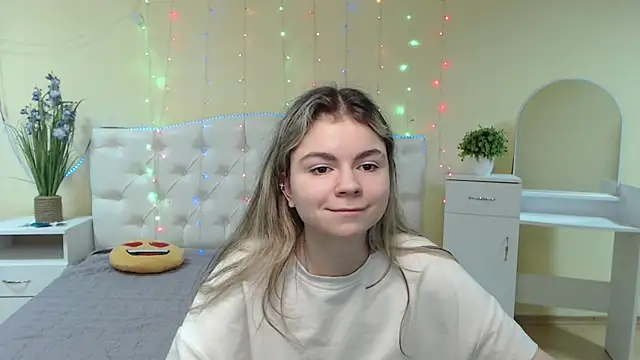 Snapshot of TinaRedly chatting on January 2025 05:28:02 PM TinaRedly online show from January 2025 05:28:02 PM