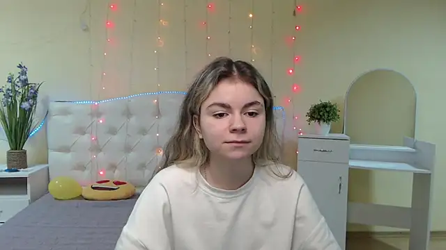 Snapshot of TinaRedly chatting on January 2025 06:32:02 PM TinaRedly online show from January 2025 06:32:02 PM