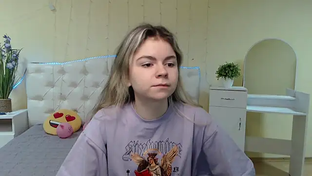 Snapshot of TinaRedly chatting on January 2025 06:45:01 PM TinaRedly online show from January 2025 06:45:01 PM