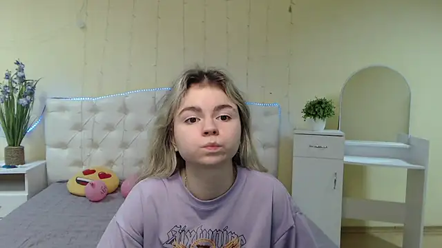 Snapshot of TinaRedly chatting on January 2025 12:48:02 AM TinaRedly online show from January 2025 12:48:02 AM