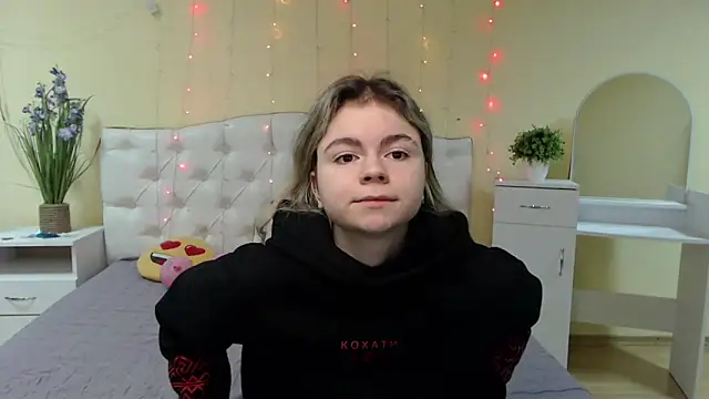 Snapshot of TinaRedly chatting on January 2025 04:13:01 AM TinaRedly online show from January 2025 04:13:01 AM