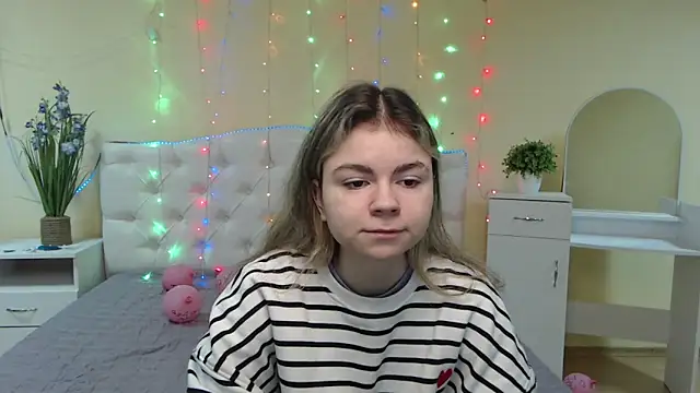 Snapshot of TinaRedly chatting on January 2025 06:49:02 AM TinaRedly online show from January 2025 06:49:02 AM