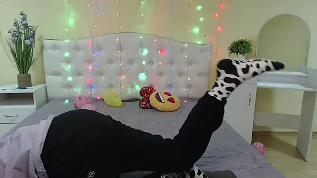 Snapshot of TinaRedly chatting on January 2025 09:50:02 AM TinaRedly online show from January 2025 09:50:02 AM