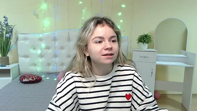 Snapshot of TinaRedly chatting on January 2025 06:41:02 PM TinaRedly online show from January 2025 06:41:02 PM