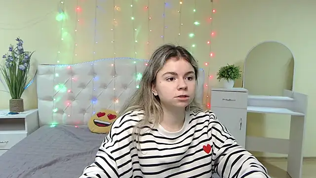 Snapshot of TinaRedly chatting on January 2025 04:08:01 AM TinaRedly online show from January 2025 04:08:01 AM