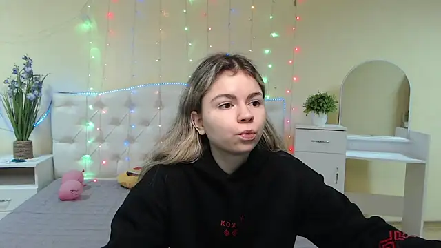 Snapshot of TinaRedly chatting on January 2025 06:28:01 PM TinaRedly online show from January 2025 06:28:01 PM