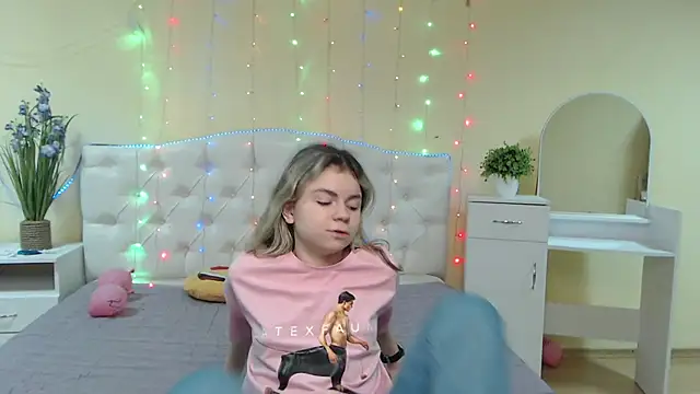 Snapshot of TinaRedly chatting on January 2025 12:33:01 AM TinaRedly online show from January 2025 12:33:01 AM