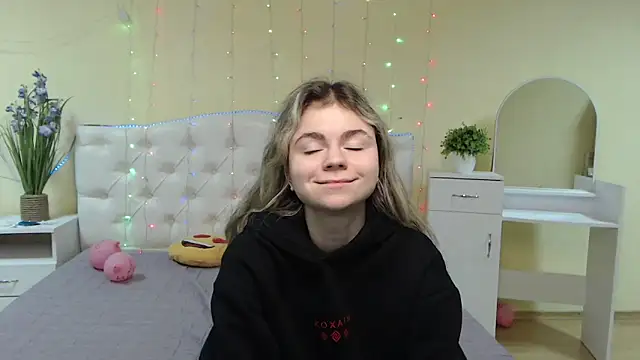 Snapshot of TinaRedly chatting on January 2025 04:05:01 AM TinaRedly online show from January 2025 04:05:01 AM