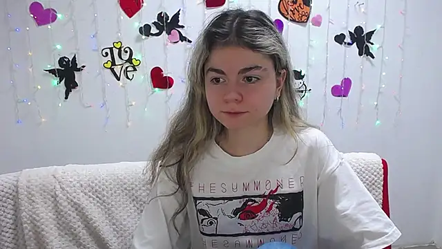 Snapshot of TinaRedly chatting on February 2025 03:52:02 AM TinaRedly online show from February 2025 03:52:02 AM