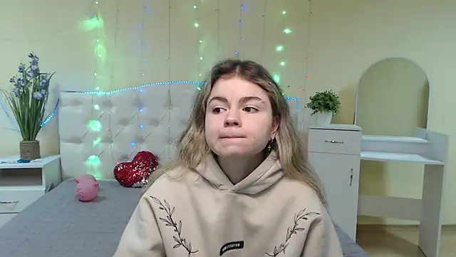 Snapshot of TinaRedly chatting on February 2025 06:37:01 AM TinaRedly online show from February 2025 06:37:01 AM