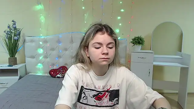 Snapshot of TinaRedly chatting on February 2025 04:54:01 PM TinaRedly online show from February 2025 04:54:01 PM