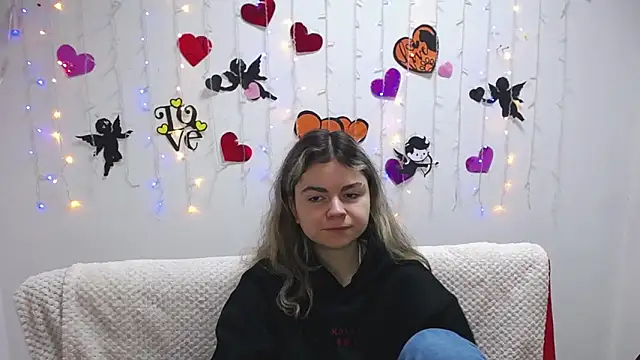 Snapshot of TinaRedly chatting on February 2025 06:28:01 PM TinaRedly online show from February 2025 06:28:01 PM