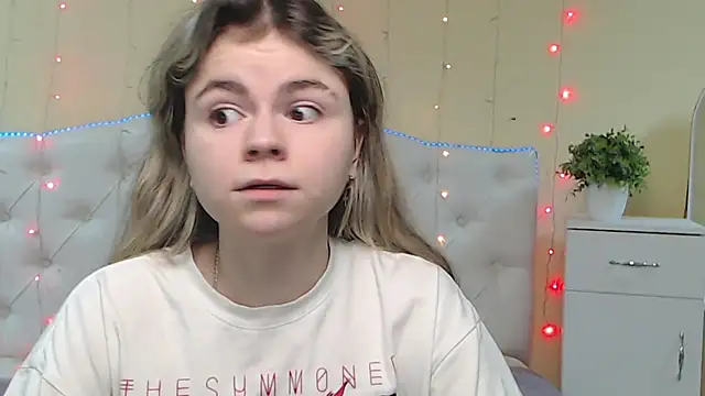 Snapshot of TinaRedly chatting on February 2025 12:40:01 AM TinaRedly online show from February 2025 12:40:01 AM