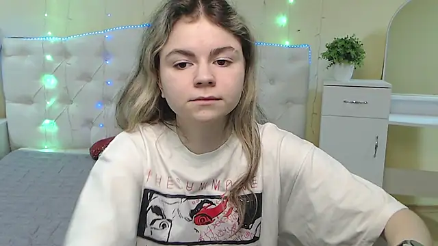 Snapshot of TinaRedly chatting on February 2025 03:44:01 AM TinaRedly online show from February 2025 03:44:01 AM