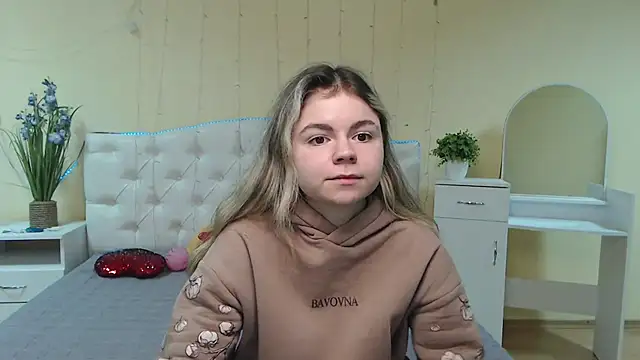 Snapshot of TinaRedly chatting on February 2025 06:13:02 AM TinaRedly online show from February 2025 06:13:02 AM