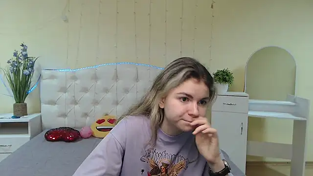 Snapshot of TinaRedly chatting on February 2025 01:33:01 PM TinaRedly online show from February 2025 01:33:01 PM