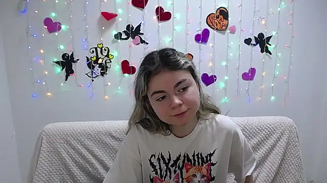 Snapshot of TinaRedly chatting on February 2025 03:51:01 AM TinaRedly online show from February 2025 03:51:01 AM