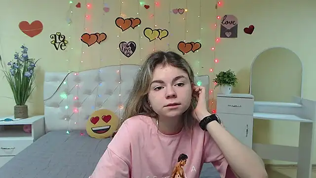 Snapshot of TinaRedly chatting on February 2025 01:14:02 AM TinaRedly online show from February 2025 01:14:02 AM