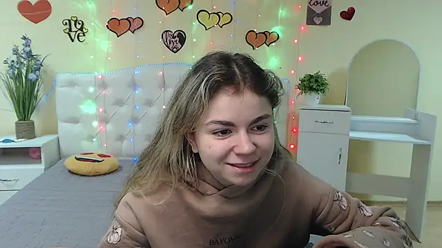 Snapshot of TinaRedly chatting on February 2025 10:03:01 PM TinaRedly online show from February 2025 10:03:01 PM