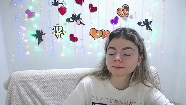 Snapshot of TinaRedly chatting on February 2025 04:14:02 PM TinaRedly online show from February 2025 04:14:02 PM