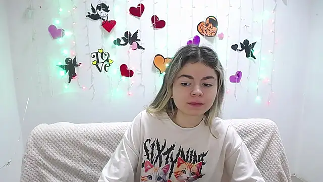 Snapshot of TinaRedly chatting on February 2025 06:17:02 AM TinaRedly online show from February 2025 06:17:02 AM