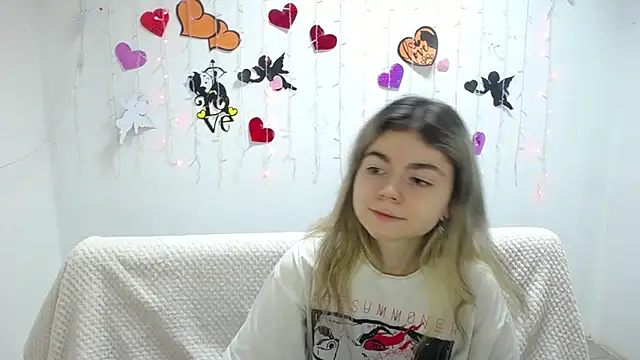 Snapshot of TinaRedly chatting on February 2025 09:44:02 PM TinaRedly online show from February 2025 09:44:02 PM