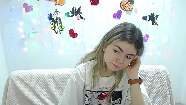 Snapshot of TinaRedly chatting on March 2025 04:47:02 AM TinaRedly online show from March 2025 04:47:02 AM