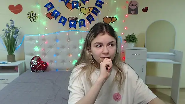 Snapshot of TinaRedly chatting on March 2025 12:48:01 AM TinaRedly online show from March 2025 12:48:01 AM