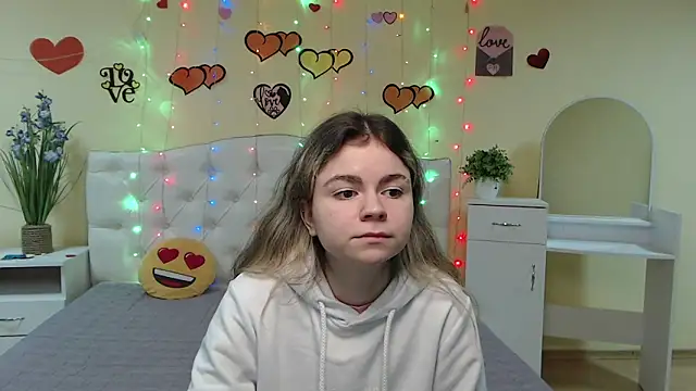 Snapshot of TinaRedly chatting on March 2025 06:34:01 PM TinaRedly online show from March 2025 06:34:01 PM