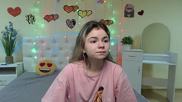 Snapshot of TinaRedly chatting on March 2025 02:09:01 AM TinaRedly online show from March 2025 02:09:01 AM