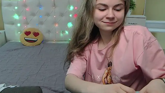 Snapshot of TinaRedly chatting on March 2025 05:14:02 AM TinaRedly online show from March 2025 05:14:02 AM