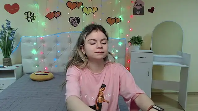 Snapshot of TinaRedly chatting on March 2025 06:32:02 AM TinaRedly online show from March 2025 06:32:02 AM