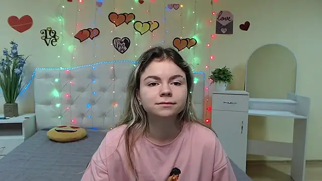 Snapshot of TinaRedly chatting on March 2025 09:39:02 AM TinaRedly online show from March 2025 09:39:02 AM