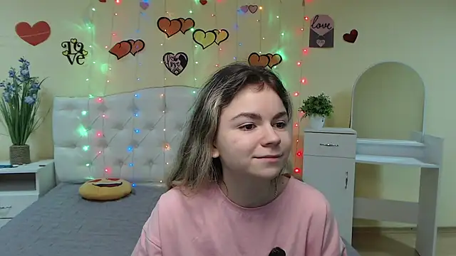 Snapshot of TinaRedly chatting on March 2025 04:06:02 PM TinaRedly online show from March 2025 04:06:02 PM