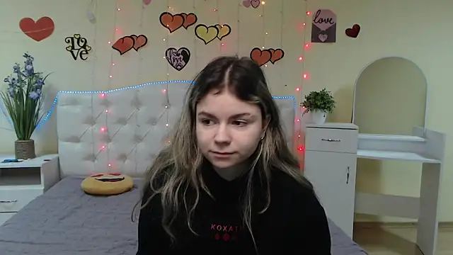 Snapshot of TinaRedly chatting on March 2025 06:17:02 AM TinaRedly online show from March 2025 06:17:02 AM