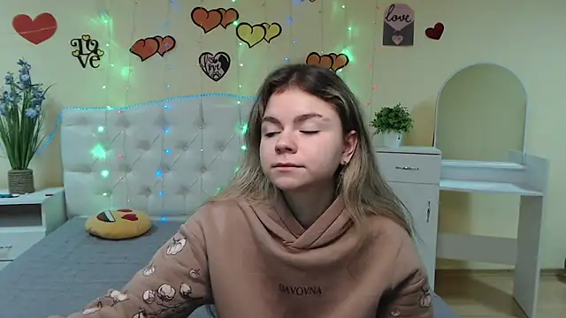 Snapshot of TinaRedly chatting on March 2025 06:32:01 AM TinaRedly online show from March 2025 06:32:01 AM